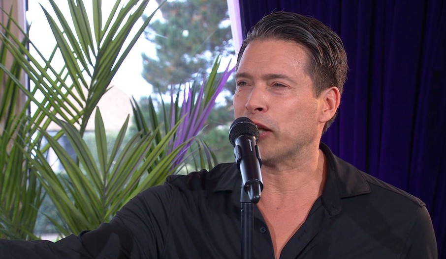 Sjors van der Panne zingt Brel